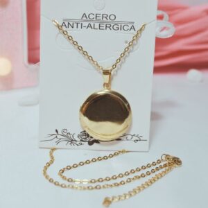 Collar medallón ovalado en Ribeira