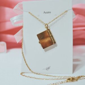 Collar en forma de libro en Ribeira